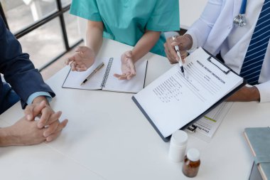 Doktorlar ve yöneticiler arasındaki ortak toplantı, ilaçların reçetesini özetlemek ve hastanelerde kullanmak üzere ilaç ithal etmek, tartışmak için bir araya gelmek. Doktor toplantısı konsepti.