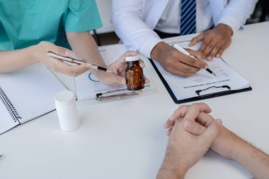 Doktorlar, muayene için hastaneye gelen hastaları tedavi ediyorlar, hastalığı uzmanlar tarafından tedavi ediyorlar, hastalığı analiz ediyorlar ve tedavi konusunda tavsiyelerde bulunuyorlar. Hastalıkların tedavisi kavramı.