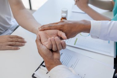 Doktorlar, muayene için hastaneye gelen hastaları tedavi ediyorlar, hastalığı uzmanlar tarafından tedavi ediyorlar, hastalığı analiz ediyorlar ve tedavi konusunda tavsiyelerde bulunuyorlar. Hastalıkların tedavisi kavramı.