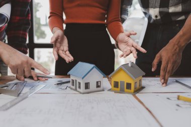 Grup mimarları ve mühendisleri, yapı tasarımı ve inşaatı için birlikte evler ve konferans binaları inşa ederler. Ev tasarlamak ve inşa etmek için fikirler.