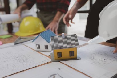 Grup mimarları ve mühendisleri, yapı tasarımı ve inşaatı için birlikte evler ve konferans binaları inşa ederler. Ev tasarlamak ve inşa etmek için fikirler.