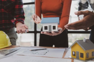 Grup mimarları ve mühendisleri, yapı tasarımı ve inşaatı için birlikte evler ve konferans binaları inşa ederler. Ev tasarlamak ve inşa etmek için fikirler.