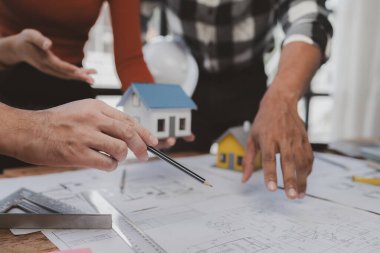 Grup mimarları ve mühendisleri, yapı tasarımı ve inşaatı için birlikte evler ve konferans binaları inşa ederler. Ev tasarlamak ve inşa etmek için fikirler.