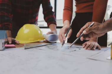 Grup mimarları ve mühendisleri, yapı tasarımı ve inşaatı için birlikte evler ve konferans binaları inşa ederler. Ev tasarlamak ve inşa etmek için fikirler.