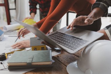 Grup mimarları ve mühendisleri, yapı tasarımı ve inşaatı için birlikte evler ve konferans binaları inşa ederler. Ev tasarlamak ve inşa etmek için fikirler.
