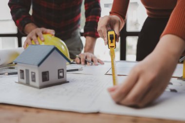 Grup mimarları ve mühendisleri, yapı tasarımı ve inşaatı için birlikte evler ve konferans binaları inşa ederler. Ev tasarlamak ve inşa etmek için fikirler.