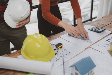 Grup mimarları ve mühendisleri, yapı tasarımı ve inşaatı için birlikte evler ve konferans binaları inşa ederler. Ev tasarlamak ve inşa etmek için fikirler.