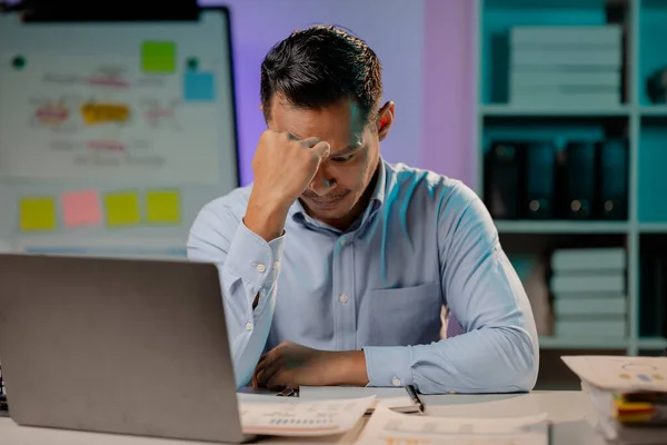Homme Asiatique Montrant Expression Fatiguée Stressée Dans Bureau Employé Entreprise — Photo
