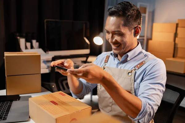 Business owners sell products on websites and online platforms, use mobile phones to take pictures of the front of parcel boxes, and pack products into parcel boxes for delivery with courier services.
