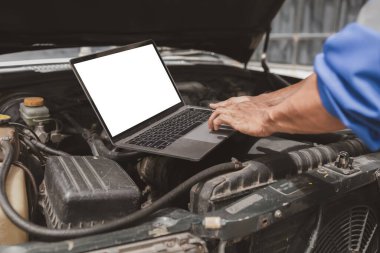 Tamirci, merkezden tamir için gelen bir arabanın motorunu inceliyor. Profesyonel motor uzmanı, araba tamiri, araba arızası. Araba bakım ve onarım konsepti.