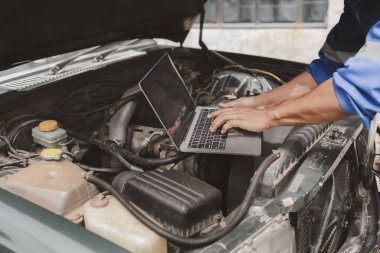 Tamirci, merkezden tamir için gelen bir arabanın motorunu inceliyor. Profesyonel motor uzmanı, araba tamiri, araba arızası. Araba bakım ve onarım konsepti.