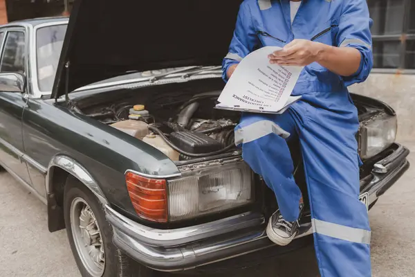 Car Mechanic Inspecting Engine Car Coming Repair Center Professional Engine — Stock Photo, Image