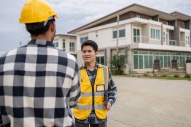 Mimar ve mühendis iş sahasında el sıkışıyor, müşteri tarafından sipariş edilen proje ve teslimattan önce özel tasarım. İç tasarım ve dekorasyon fikirleri.