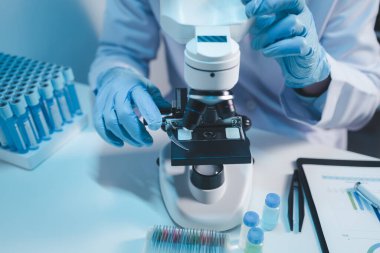 Laboratuvar, bilimsel araştırmalarda terapi aşılarını test etmek ve araştırmak için kullanılıyor, laboratuvar asistanları hastalardan kan örnekleri topluyor ve kimyasal reaksiyonlar gerçekleştiriyor. Laboratuvar kavramı.