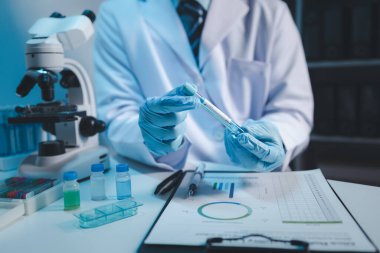 Laboratuvar, bilimsel araştırmalarda terapi aşılarını test etmek ve araştırmak için kullanılıyor, laboratuvar asistanları hastalardan kan örnekleri topluyor ve kimyasal reaksiyonlar gerçekleştiriyor. Laboratuvar kavramı.