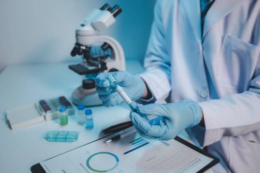 Laboratuvar, bilimsel araştırmalarda terapi aşılarını test etmek ve araştırmak için kullanılıyor, laboratuvar asistanları hastalardan kan örnekleri topluyor ve kimyasal reaksiyonlar gerçekleştiriyor. Laboratuvar kavramı.