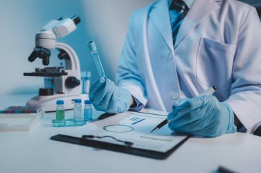 Laboratuvar, bilimsel araştırmalarda terapi aşılarını test etmek ve araştırmak için kullanılıyor, laboratuvar asistanları hastalardan kan örnekleri topluyor ve kimyasal reaksiyonlar gerçekleştiriyor. Laboratuvar kavramı.