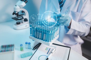 Laboratuvar, bilimsel araştırmalarda terapi aşılarını test etmek ve araştırmak için kullanılıyor, laboratuvar asistanları hastalardan kan örnekleri topluyor ve kimyasal reaksiyonlar gerçekleştiriyor. Laboratuvar kavramı.