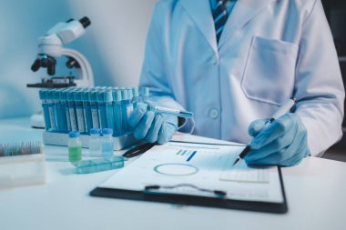 Laboratuvar, bilimsel araştırmalarda terapi aşılarını test etmek ve araştırmak için kullanılıyor, laboratuvar asistanları hastalardan kan örnekleri topluyor ve kimyasal reaksiyonlar gerçekleştiriyor. Laboratuvar kavramı.
