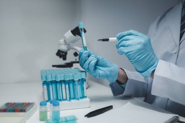 Laboratuvar, bilimsel araştırmalarda terapi aşılarını test etmek ve araştırmak için kullanılıyor, laboratuvar asistanları hastalardan kan örnekleri topluyor ve kimyasal reaksiyonlar gerçekleştiriyor. Laboratuvar kavramı.