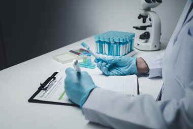Laboratuvar, bilimsel araştırmalarda terapi aşılarını test etmek ve araştırmak için kullanılıyor, laboratuvar asistanları hastalardan kan örnekleri topluyor ve kimyasal reaksiyonlar gerçekleştiriyor. Laboratuvar kavramı.