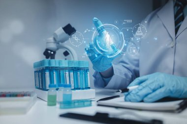 Laboratuvar, bilimsel araştırmalarda terapi aşılarını test etmek ve araştırmak için kullanılıyor, laboratuvar asistanları hastalardan kan örnekleri topluyor ve kimyasal reaksiyonlar gerçekleştiriyor. Laboratuvar kavramı.