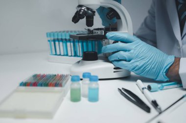 Laboratuvar, bilimsel araştırmalarda terapi aşılarını test etmek ve araştırmak için kullanılıyor, laboratuvar asistanları hastalardan kan örnekleri topluyor ve kimyasal reaksiyonlar gerçekleştiriyor. Laboratuvar kavramı.