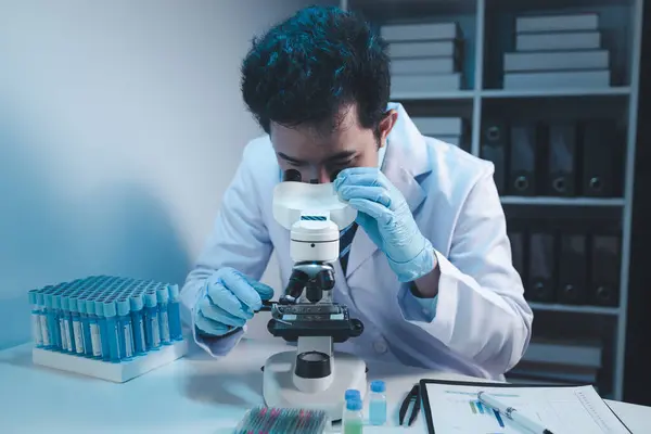 Laboratóriumot Terápiás Vakcinák Tesztelésére Kutatására Laboratóriumi Asszisztensek Vérmintákat Gyűjtenek Betegektől — Stock Fotó