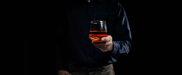 Hombre Bebe Whisky Hombre Negocios Alivia Estrés Del Trabajo Sentado —  Fotos de Stock
