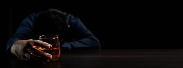 Een Man Drinkt Whisky Een Zakenman Verlicht Stress Van Zijn Stockfoto