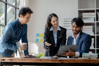 Bir grup işadamı ve pazarlamacı bir şirket toplantı odasında bir araya geliyor, bir grup yatırımcı ve yönetici kâr ve büyümenin yollarını bulmak için pazarlama planları yapmayı planlıyorlar. Pazarlama planlama fikirleri buluşması.