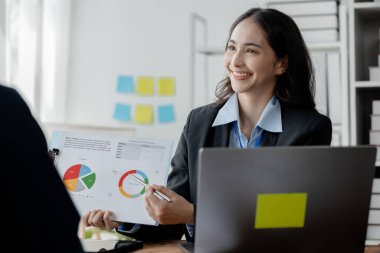 Genç yöneticilerin ve çalışanların birlikte çalıştığı, patronlarla çalışanlar arasında işleri büyütmek için beyin fırtınası yapılan bir şirket. Yeni neslin çalışma kavramları.