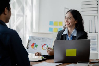 Genç yöneticilerin ve çalışanların birlikte çalıştığı, patronlarla çalışanlar arasında işleri büyütmek için beyin fırtınası yapılan bir şirket. Yeni neslin çalışma kavramları.