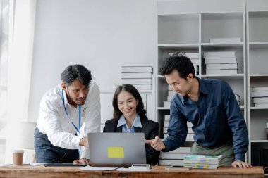 Genç yöneticilerin ve çalışanların birlikte çalıştığı, patronlarla çalışanlar arasında işleri büyütmek için beyin fırtınası yapılan bir şirket. Yeni neslin çalışma kavramları.