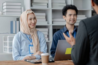 Genç yöneticilerin ve çalışanların birlikte çalıştığı, patronlarla çalışanlar arasında işleri büyütmek için beyin fırtınası yapılan bir şirket. Yeni neslin çalışma kavramları.