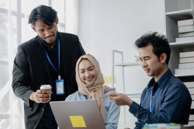Genç yöneticilerin ve çalışanların birlikte çalıştığı, patronlarla çalışanlar arasında işleri büyütmek için beyin fırtınası yapılan bir şirket. Yeni neslin çalışma kavramları.