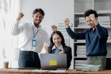 Genç yöneticilerin ve çalışanların birlikte çalıştığı, patronlarla çalışanlar arasında işleri büyütmek için beyin fırtınası yapılan bir şirket. Yeni neslin çalışma kavramları.