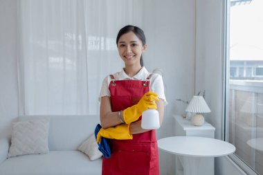 Asyalı kadın temizlikçi, şirket ofis temizlikçisi, ofiste temizlik yapan. Temizlik konsepti ve temizlikçi ofiste temizlik ve düzenle ilgileniyor..