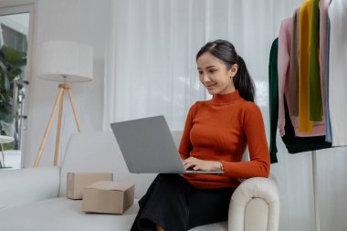 Asyalı kadınların tasarım ve terzilik dükkanları, kadın giyim mağazaları sahipleri, İnternet sitelerinde kıyafet satışı ve sosyal medya aracılığıyla canlı satışlar var. İnternette kıyafet satmak ve satmak için iş fikirleri.