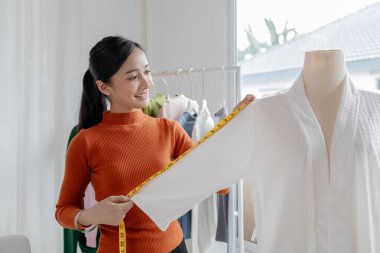 Asyalı kadınların tasarım ve terzilik dükkanları, kadın giyim mağazaları sahipleri, İnternet sitelerinde kıyafet satışı ve sosyal medya aracılığıyla canlı satışlar var. İnternette kıyafet satmak ve satmak için iş fikirleri.