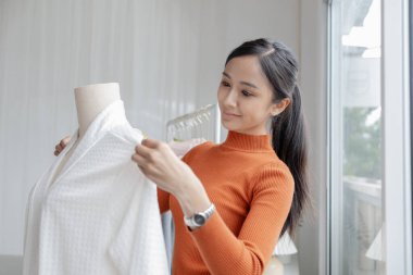 Asyalı kadınların tasarım ve terzilik dükkanları, kadın giyim mağazaları sahipleri, İnternet sitelerinde kıyafet satışı ve sosyal medya aracılığıyla canlı satışlar var. İnternette kıyafet satmak ve satmak için iş fikirleri.