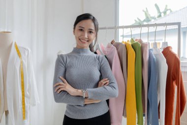 Asyalı kadınların tasarım ve terzilik dükkanları, kadın giyim mağazaları sahipleri, İnternet sitelerinde kıyafet satışı ve sosyal medya aracılığıyla canlı satışlar var. İnternette kıyafet satmak ve satmak için iş fikirleri.