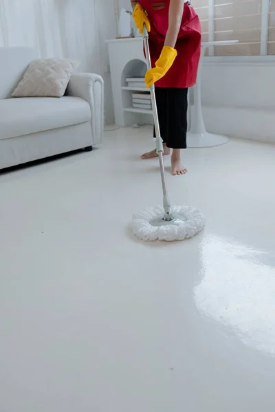 Ασιάτισσα Καθαρίζει Πάτωμα Σφουγγαρίστρα Οικονόμος Καθαρίζει Γραφείο Της Εταιρείας Διατηρώντας — Φωτογραφία Αρχείου