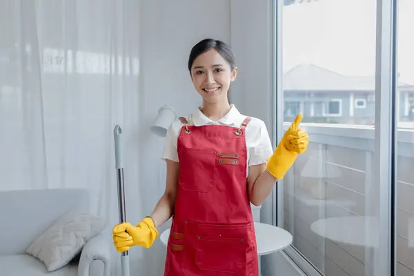 Aziatische Vrouw Schoonmaken Personeel Bedrijf Kantoor Schoonmaakster Onderhouden Reinheid Het — Stockfoto