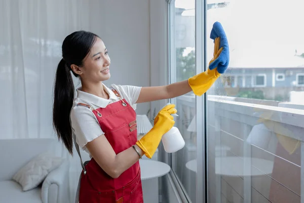 Asiatisches Reinigungspersonal Haushälterin Die Fenster Einem Firmenbüro Putzt Sauberkeit Büro — Stockfoto