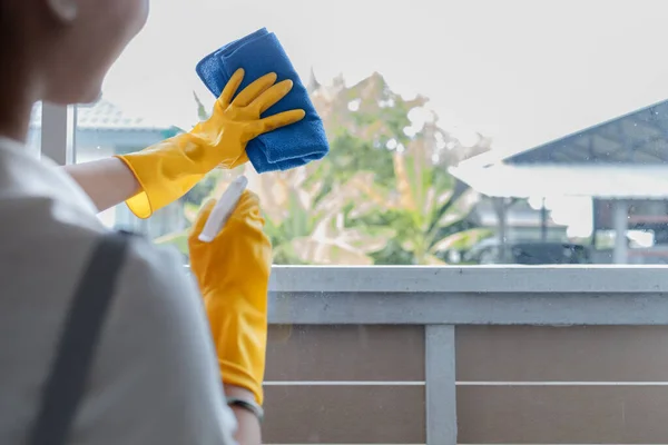 Asiatisches Reinigungspersonal Haushälterin Die Fenster Einem Firmenbüro Putzt Sauberkeit Büro — Stockfoto