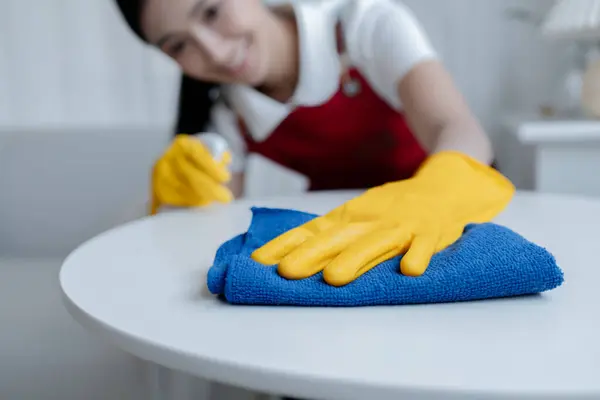 Asyalı Kadın Temizlik Personeli Şirket Ofisinde Masaları Temizleyen Temizlikçi Ofiste — Stok fotoğraf