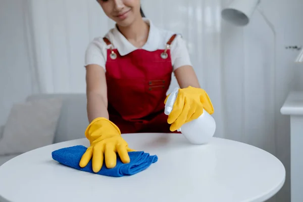 Asiatisches Reinigungspersonal Haushälterin Die Tische Einem Firmenbüro Reinigt Und Die — Stockfoto