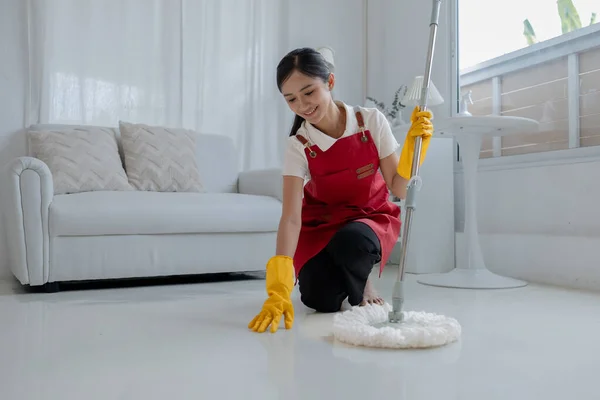 Asiatin Die Den Boden Mit Wischmopp Reinigt Haushälterin Die Das — Stockfoto