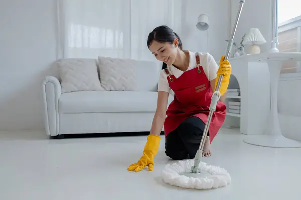 Asiatin Die Den Boden Mit Wischmopp Reinigt Haushälterin Die Das — Stockfoto